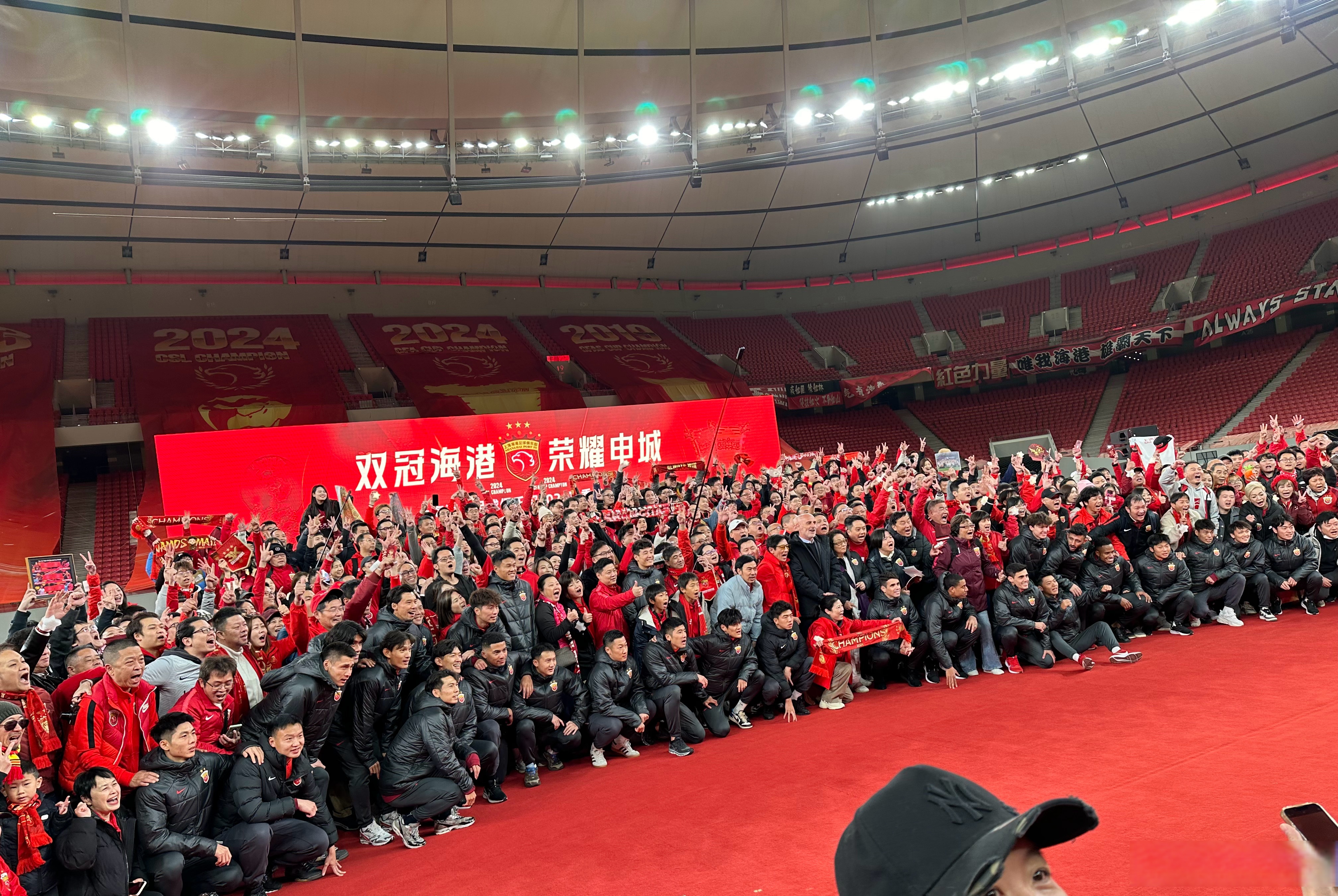 关于特级联赛开幕式盛大举行，球迷欢聚一堂的信息