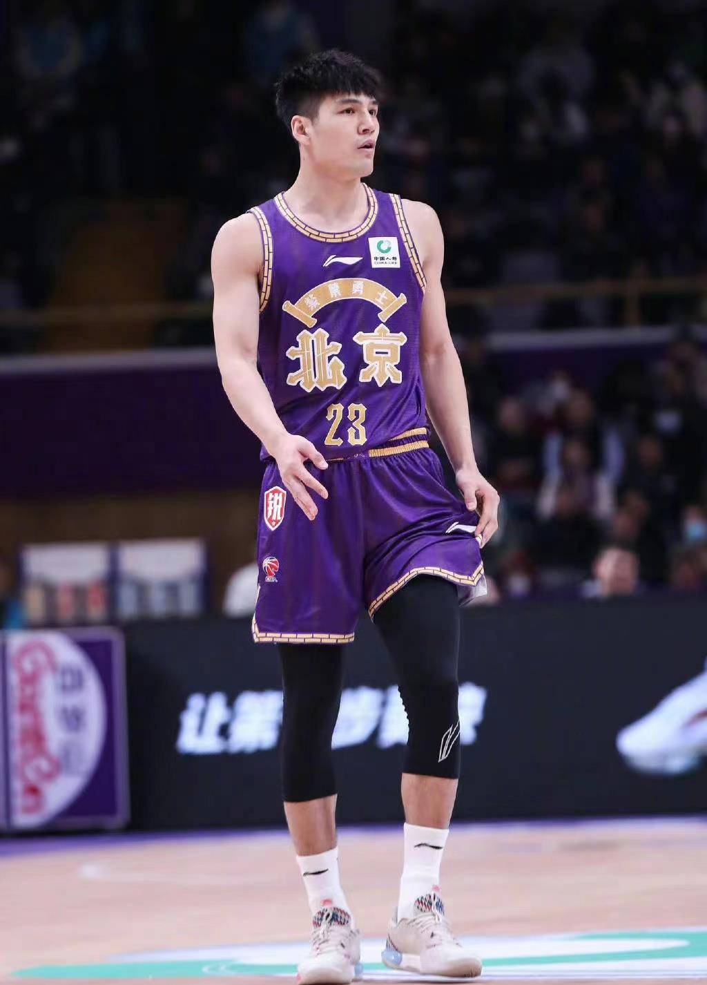 一支CBA北区中游球队想得到陈国豪加强球队内线厚度的简单介绍
