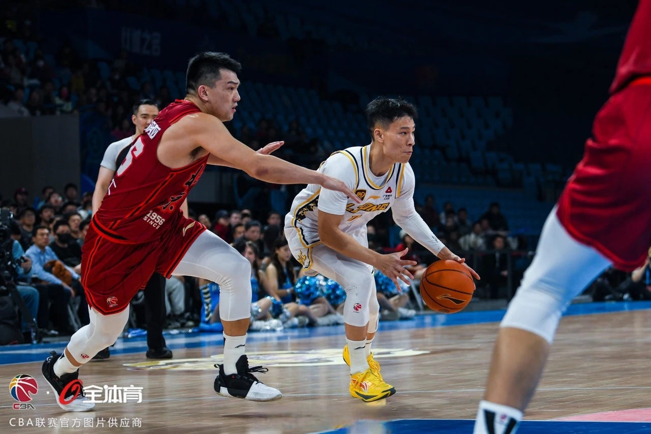 北京男篮战胜广州队，表现抢眼场场取胜的简单介绍