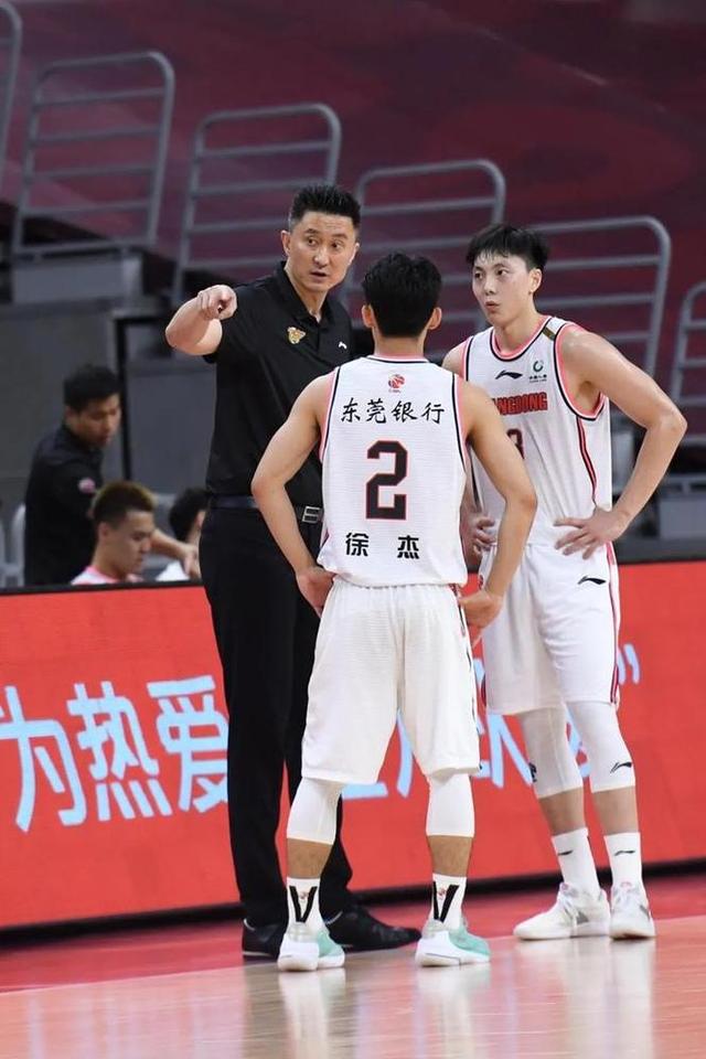 北京男篮战胜广州队，表现抢眼场场取胜的简单介绍