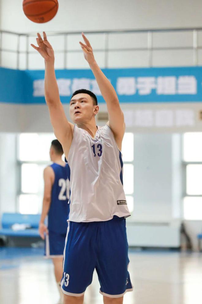 北京男篮对阵大连队，全队备战意志坚定(北京男篮对阵大连队,全队备战意志坚定不移)
