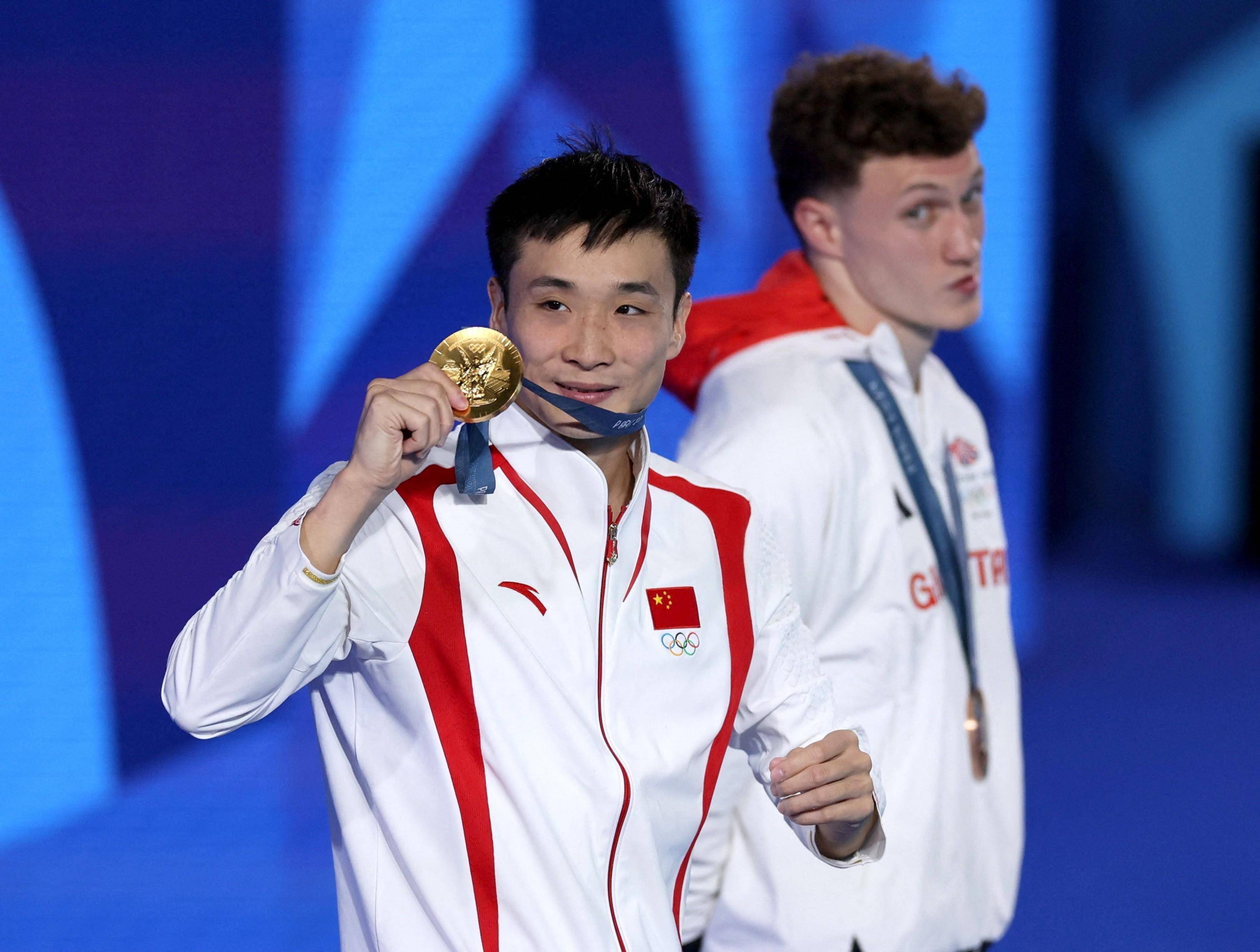运动员纷纷登上领奖台，震撼现场