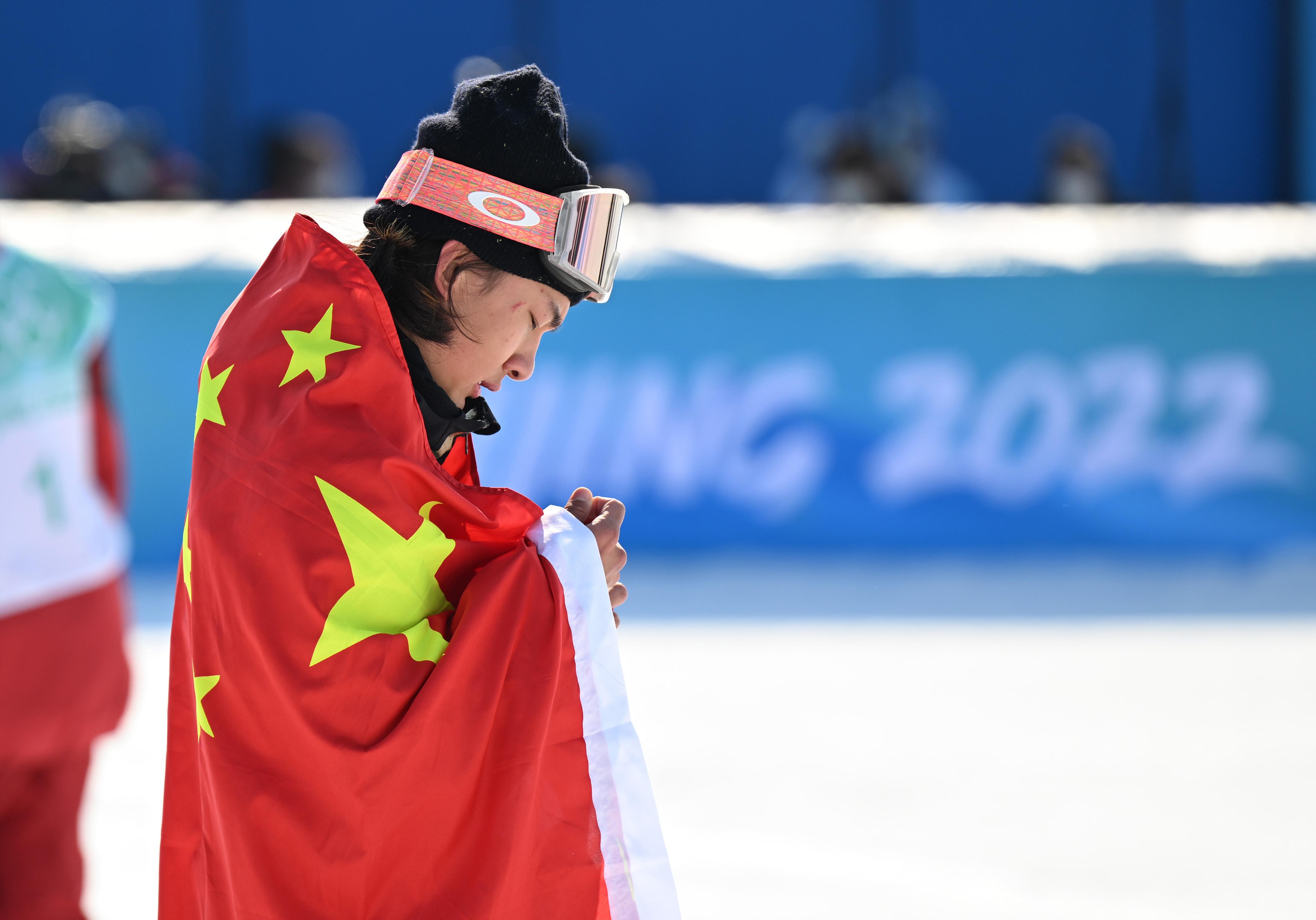 加拿大单板滑雪选手实现逆袭，夺金