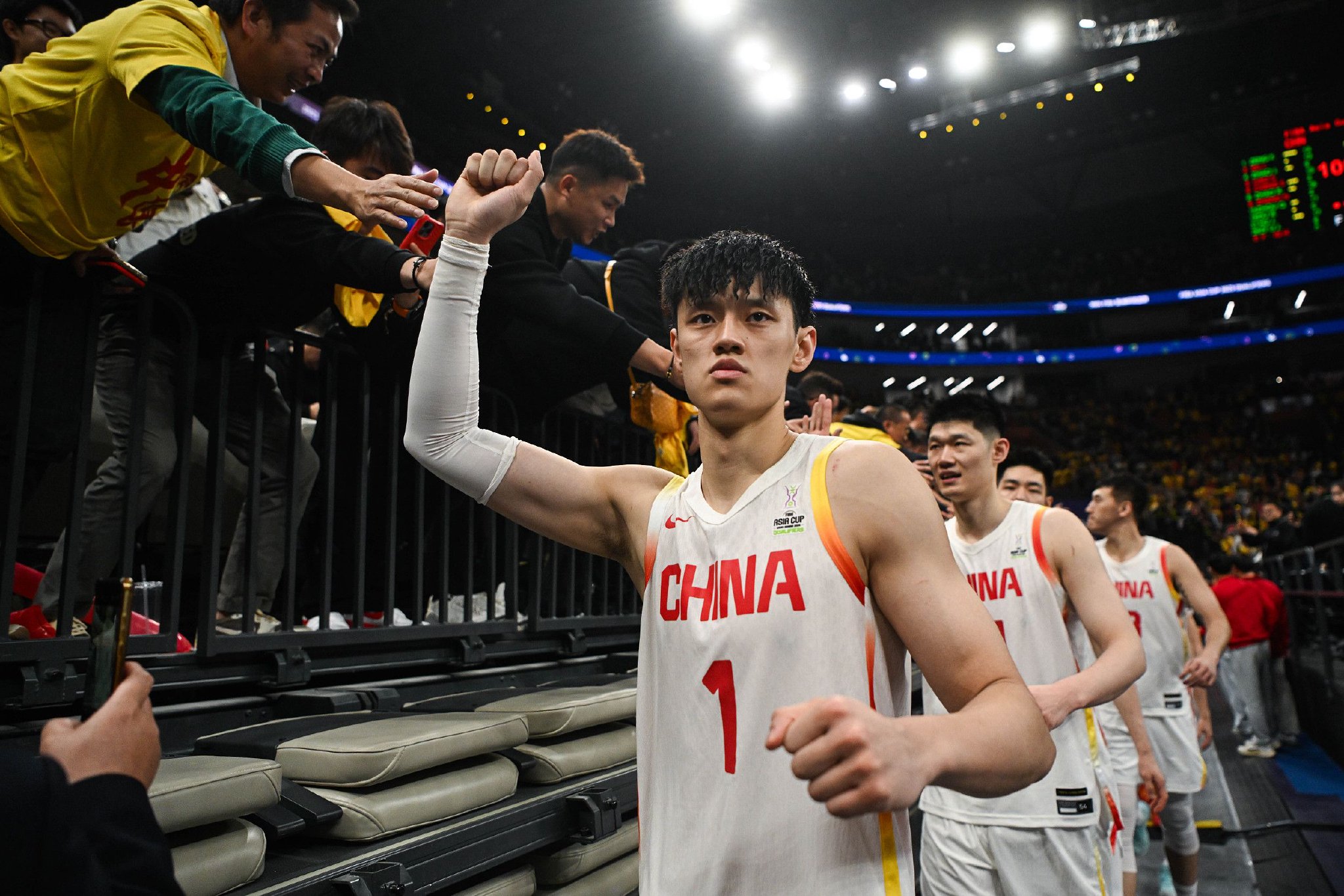包含曾凡博因伤无缘亚洲杯，中国男篮：曾凡博返回俱乐部进行康复的词条